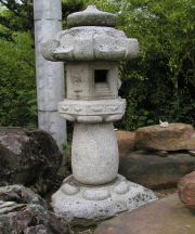 灯籠、手水鉢、庭石、庭木